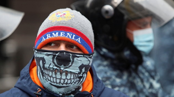 Падение рейтинга и протесты. Чем четверг запомнился Пашиняну