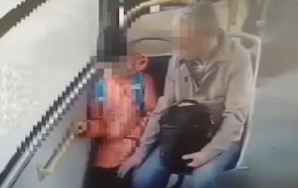 Педофил попал на камеру наблюдения автобуса Педофил попал на камеру наблюдения автобуса