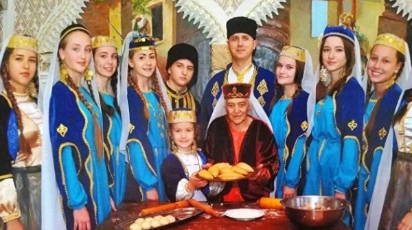 Пирожки с носом и дань турецкому аге: чем угощает древний народ Крыма Пирожки с носом и дань турецкому аге: чем угощает древний народ Крыма