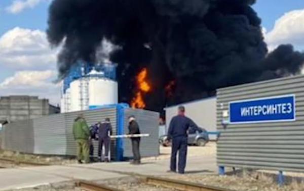 Под Нижним Новгородом горит крупный склад химзавода Под Нижним Новгородом горит крупный склад химзавода