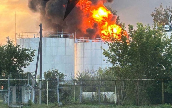 Появились фото последствий атаки на нефтебазу в РФ Появились фото последствий атаки на нефтебазу в РФ