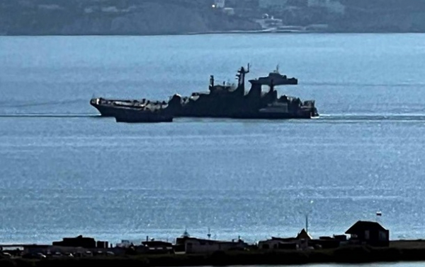 Появились новые фото подбитого российского корабля Появились новые фото подбитого российского корабля