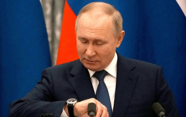 Появилось видео, как Путин путает левую и правую руки Появилось видео, как Путин путает левую и правую руки