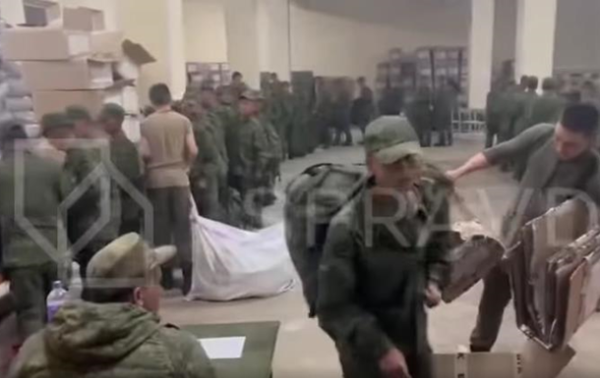 Появилось видео, как солдат КНДР экипируют в российское снаряжение Появилось видео, как солдат КНДР экипируют в российское снаряжение