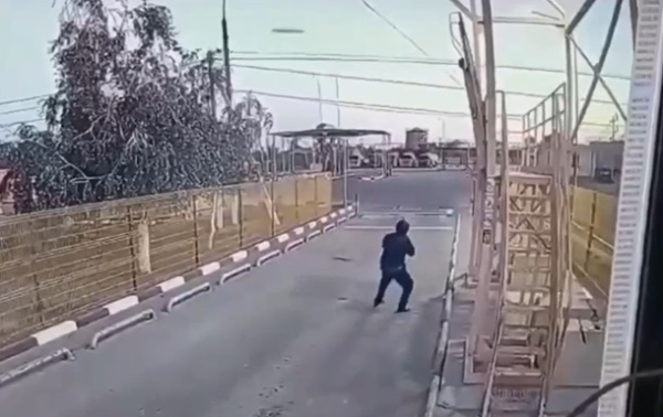Появилось видео попытки россиян "защитить" НПЗ Появилось видео попытки россиян "защитить" НПЗ