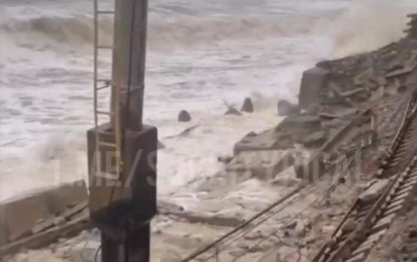 Появилось видео поврежденной стихией железной дороги в РФ Появилось видео поврежденной стихией железной дороги в РФ