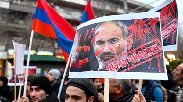 Политолог Абзалов сказал, когда России будет выгодна отставка Пашиняна