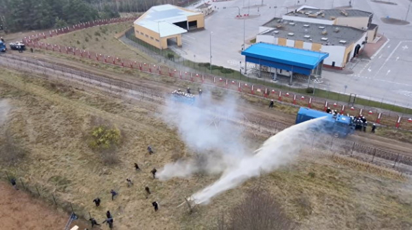Польские пограничники применили водомёты при минусовой температуре, пострадали дети и журналисты Польские пограничники применили водомёты при минусовой температуре, пострадали дети и журналисты