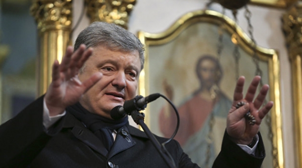 Порошенко подарил львовской церкви полмиллиона гривен Порошенко подарил львовской церкви полмиллиона гривен