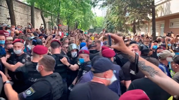Порвали одежду и поцарапали лицо. Депутат Рады пришел поддержать Стерненко в суде и попал под раздачу