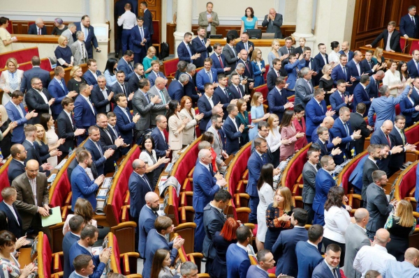 
                    Повестка дня Рады: Привлечение интернов к борьбе с коронавирусом и денежная помощь медикам                