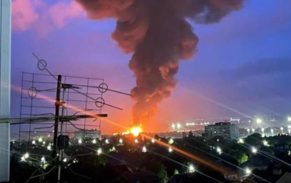 Пожар на нефтебазе в Азове до сих пор не могут ликвидировать Пожар на нефтебазе в Азове до сих пор не могут ликвидировать