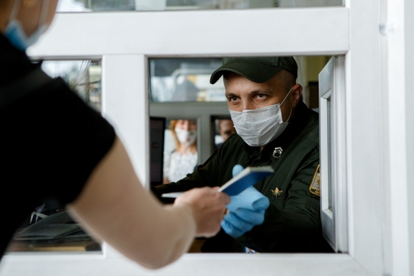 
                    Позитив - это хорошо: На Закарпатье парень пытался пересечь границу с положительным тестом на Covid-19                