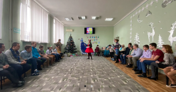 
                    Представители ОПЗЖ поздравили с наступающими праздниками детей из центра реабилитации на Донбассе                