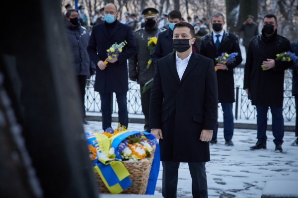 
                    Президент почтил память Героев Крут                