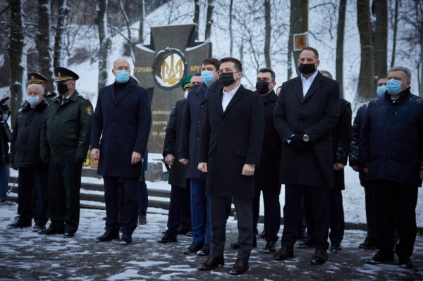 
                    Президент почтил память Героев Крут                