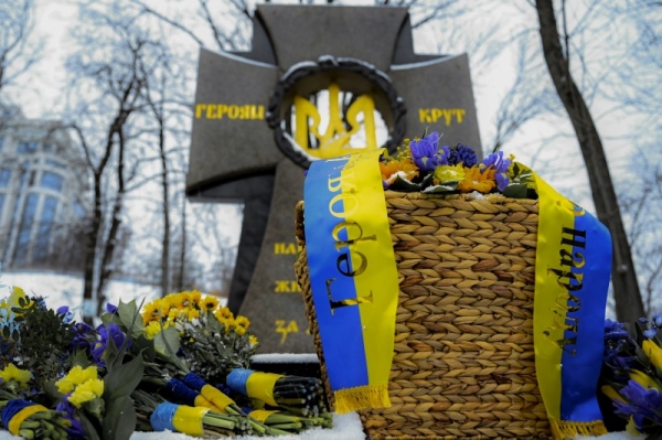 
                    Президент почтил память Героев Крут                