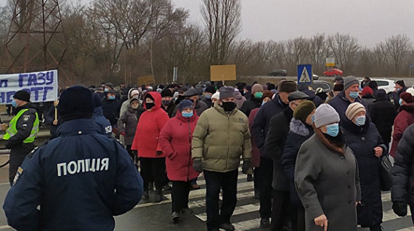 Протестующие против повышения цен на газ перекрыли трассу под Полтавой Протестующие против повышения цен на газ перекрыли трассу под Полтавой