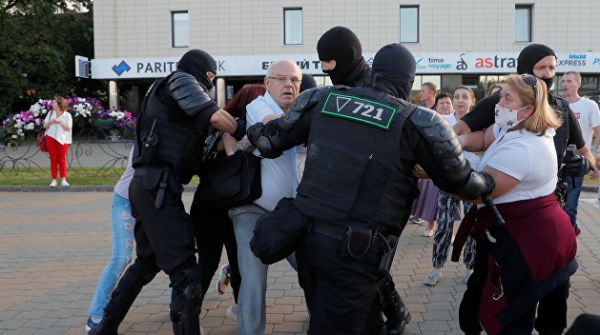 Протестующие у Дома правительства в Минске избавляются от агрессивных единомышленников Протестующие у Дома правительства в Минске избавляются от агрессивных единомышленников