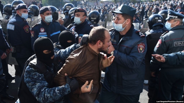 
                    Протесты, ультиматум об отставке Пашиняна и задержания: Что происходит в Ереване после договора о Нагорном Карабахе                