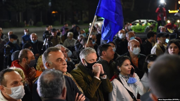 Протесты в Грузии: Почему оппозиция отказалась от мест в парламенте и чего требуют демонстранты
Протесты в Грузии: Почему оппозиция отказалась от мест в парламенте и чего требуют демонстранты