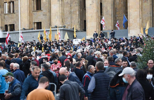 Протесты в Грузии: Почему оппозиция отказалась от мест в парламенте и чего требуют демонстранты
Протесты в Грузии: Почему оппозиция отказалась от мест в парламенте и чего требуют демонстранты