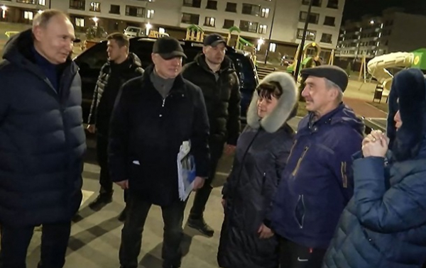 Путин говорит, что в Мариуполе "почувствовал настроение людей" Путин говорит, что в Мариуполе "почувствовал настроение людей"