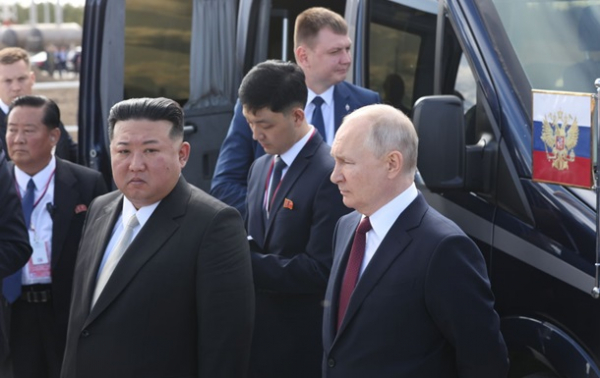 Путин подарил Ким Чен Ыну перчатку от скафандра и карабин Путин подарил Ким Чен Ыну перчатку от скафандра и карабин