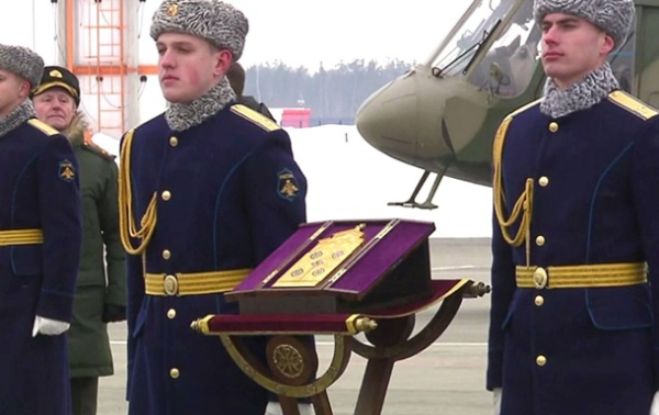 Путин подарил пилотам РФ икону после уничтожения самолетов Путин подарил пилотам РФ икону после уничтожения самолетов