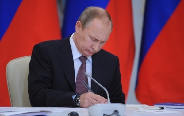 Путин подписал закон о продлении ДСНВ Путин подписал закон о продлении ДСНВ