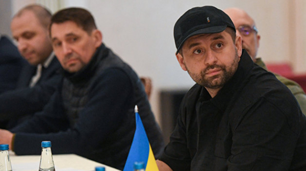 Реальное отношение: Арахамия объяснил, зачем появляется на переговорах с Россией в бейсболке Реальное отношение: Арахамия объяснил, зачем появляется на переговорах с Россией в бейсболке