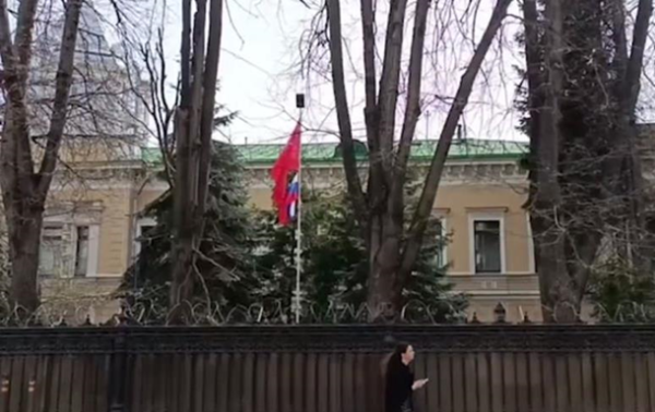 РФ подняла свой флаг в посольстве Украины в Москве РФ подняла свой флаг в посольстве Украины в Москве