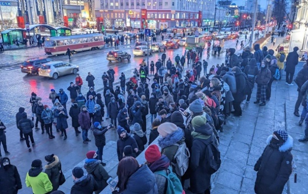 Россияне выходят на антивоенные протесты Россияне выходят на антивоенные протесты