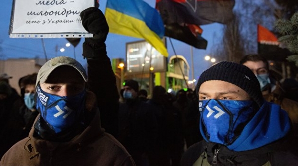 Ручные радикалы и «уголовка». Зеленский зачищает медиапространство Украины Ручные радикалы и «уголовка». Зеленский зачищает медиапространство Украины