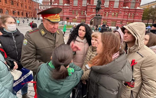 "Шойгу же обещал". В Москве бунтуют против войныСюжет "Шойгу же обещал". В Москве бунтуют против войныСюжет