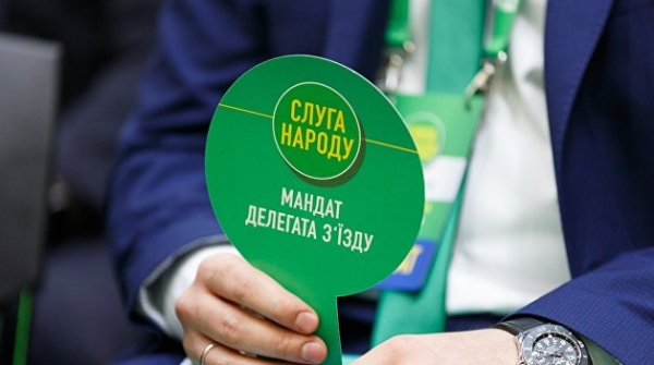 Слуги двух господ? Что происходит с партией власти в Украине