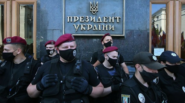«Слуги народа» собирают силовиков после атаки на Офис президента «Слуги народа» собирают силовиков после атаки на Офис президента