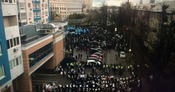 СМИ об акции под посольством США: Вот так от митингов в стране не защищают даже Офис президента, Кабмин и Раду
СМИ об акции под посольством США: Вот так от митингов в стране не защищают даже Офис президента, Кабмин и Раду