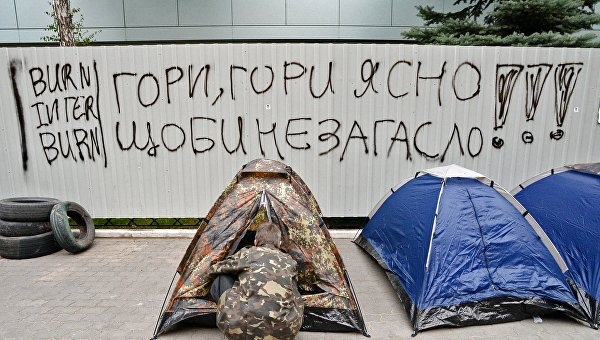 Сначала пикет, потом «коктейль Молотова». История войны радикалов Украины с телеканалами Сначала пикет, потом «коктейль Молотова». История войны радикалов Украины с телеканалами