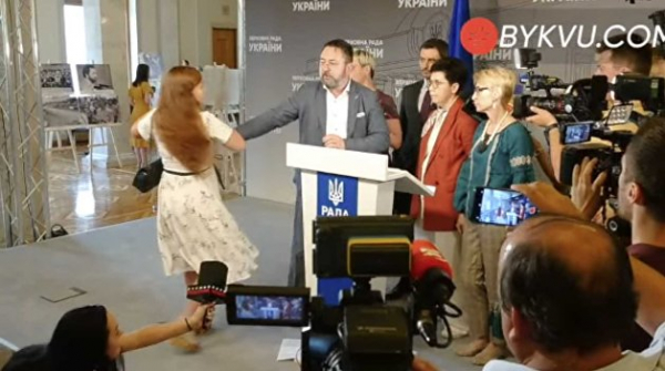 «Сразу дала ему в табло»: скандальная активистка избила Потураева в Раде — видео «Сразу дала ему в табло»: скандальная активистка избила Потураева в Раде — видео