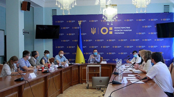 Стоя за спиной гигантов. Чиновники Минобразования Украины делают открытия, не выходя из кабинетов