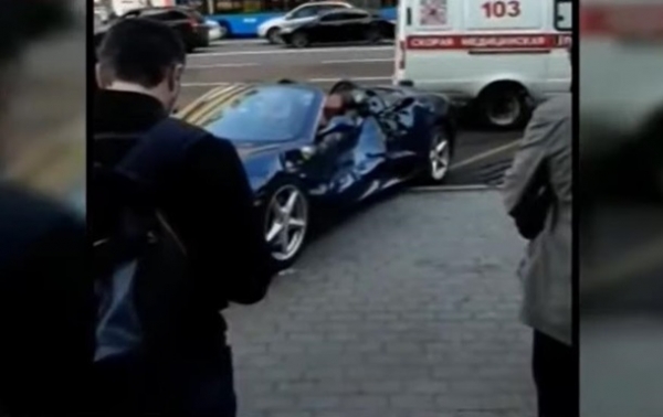 Столкновение Ferrari и маршрутки попало на видео Столкновение Ferrari и маршрутки попало на видео