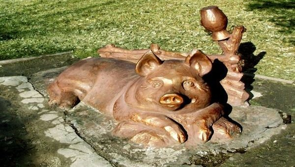 Свин в раю, хрюшка-грязнуля и свинья-кормилица: забавные «аграрные» памятники Полтавской области Свин в раю, хрюшка-грязнуля и свинья-кормилица: забавные «аграрные» памятники Полтавской области