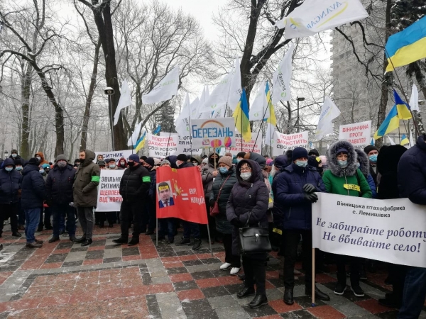 
                    "Сытник уничтожил 37 предприятий": аграрии возложили похоронные венки под Верховной Радой                