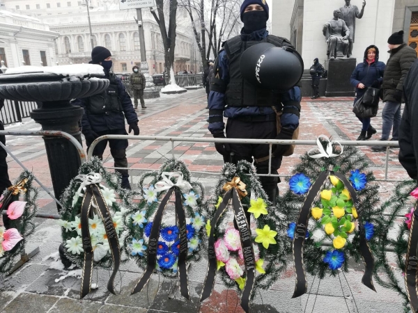 
                    "Сытник уничтожил 37 предприятий": аграрии возложили похоронные венки под Верховной Радой                