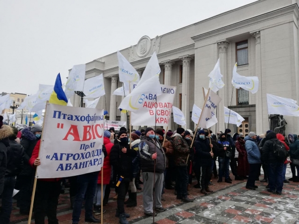 
                    "Сытник уничтожил 37 предприятий": аграрии возложили похоронные венки под Верховной Радой                