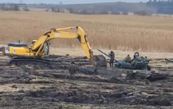 Танки РФ застряли в грязи под Ростовом - соцсети Танки РФ застряли в грязи под Ростовом - соцсети