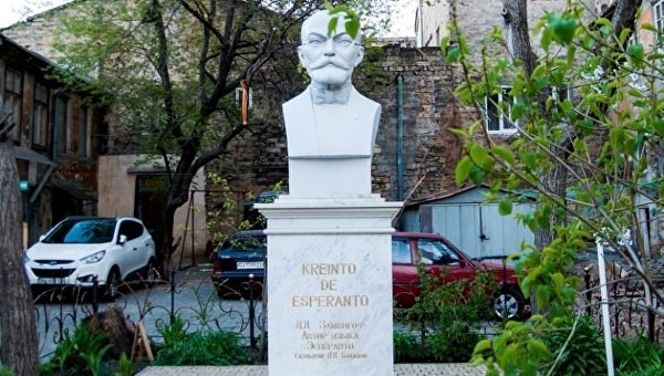 Тетя Соня, гигантский огурец и кот-воришка: необычные скульптуры Одессы Тетя Соня, гигантский огурец и кот-воришка: необычные скульптуры Одессы