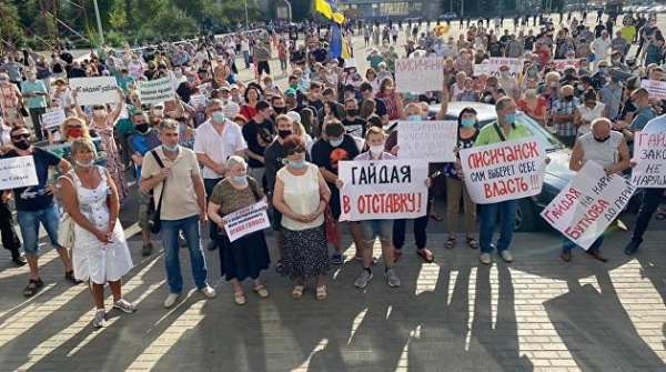 Тысячи жителей Луганска требовали честных выборов под офисом президента в Киеве Тысячи жителей Луганска требовали честных выборов под офисом президента в Киеве