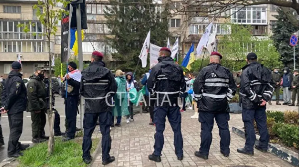 У Офиса президента митингуют ФОПы и обманутые вкладчики У Офиса президента митингуют ФОПы и обманутые вкладчики
